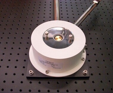 光学分析･顕微鏡観察用 薄型･低振動 LHeクライオスタット　ST-500/500-C 光学テーブルへの設置、縦置きも可能