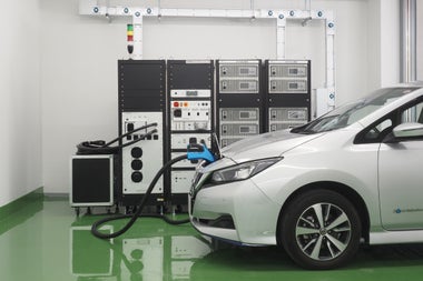 電気自動車（EV）充電評価サービス 試験風景（東陽テクニカR&Dセンター内EVテストラボ）