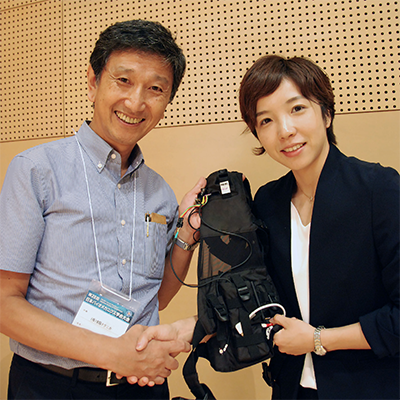 Speed skater Ms. Nao KODAIRA (subject of research) of Aizawa Hospital pictured on the right with our researcher FUTAGAMI at the 25th Meeting of the Japanese Society of Biomechanics in September 2018