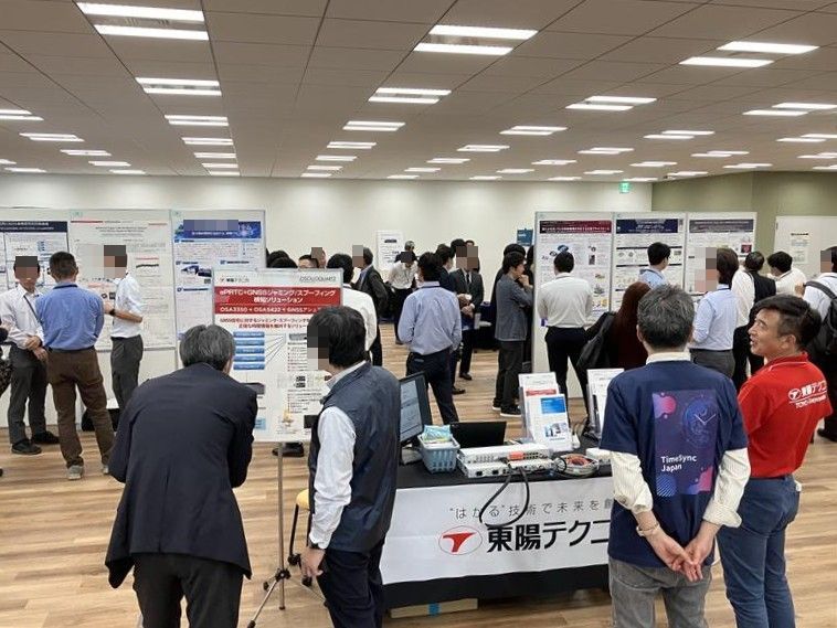 会場内の東陽テクニカブースに集まる来場者