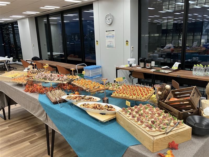 懇親会会場に用意されたケータリング