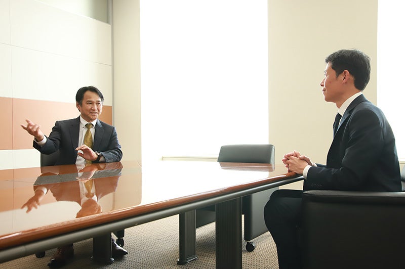 KDDI株式会社 要海 敏和 氏 と 株式会社東陽テクニカ 川内正彦が対談している写真