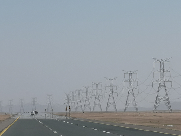 図５：砂漠を横断する道路に併走する巨大送電線｜自動車計測ポータルサイト｜東陽テクニカ