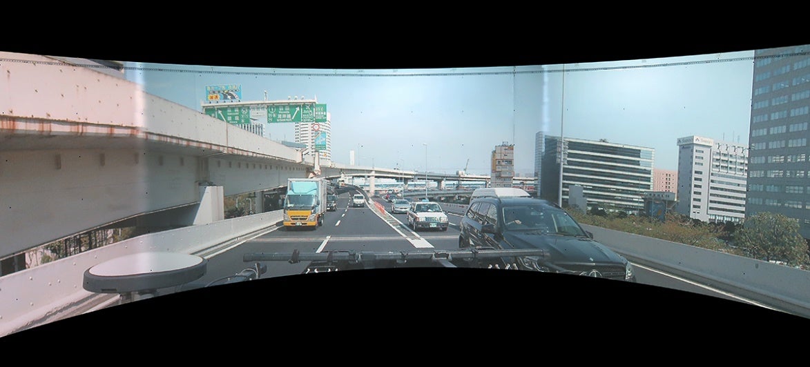 「Alpha Node」で円筒スクリーンに投影した実際の高速道路走行画像｜自動車計測ポータルサイト｜東陽テクニカ