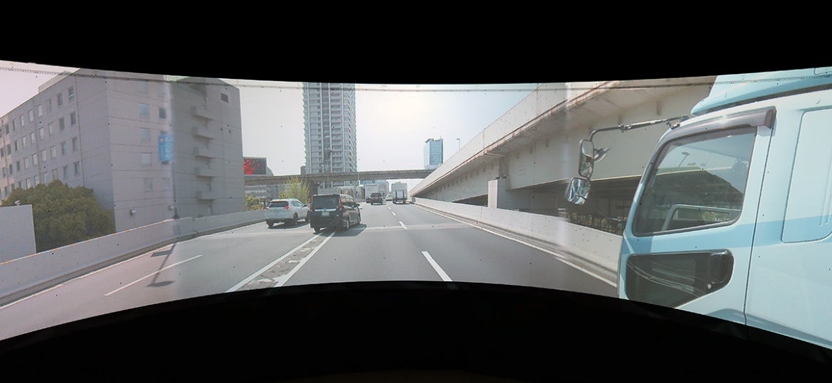 「Alpha Node」で円筒スクリーンに投影した実際の高速道路走行画像｜モビリティ・テスティング｜東陽テクニカ