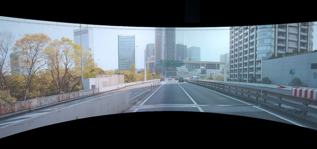 「Alpha Node」で円筒スクリーンに投影した実際の高速道路走行画像｜自動車計測ポータルサイト｜東陽テクニカ
